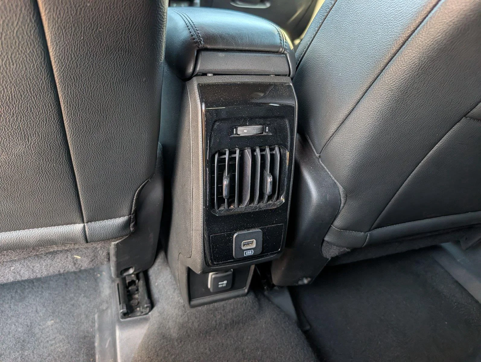 Used 2025 Silver Zynith Metallic Clearcoat Jeep Trailhawk image 28