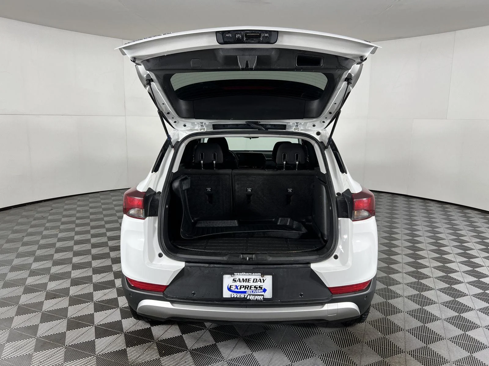 Used 2024 Summit White Chevrolet LT image 21