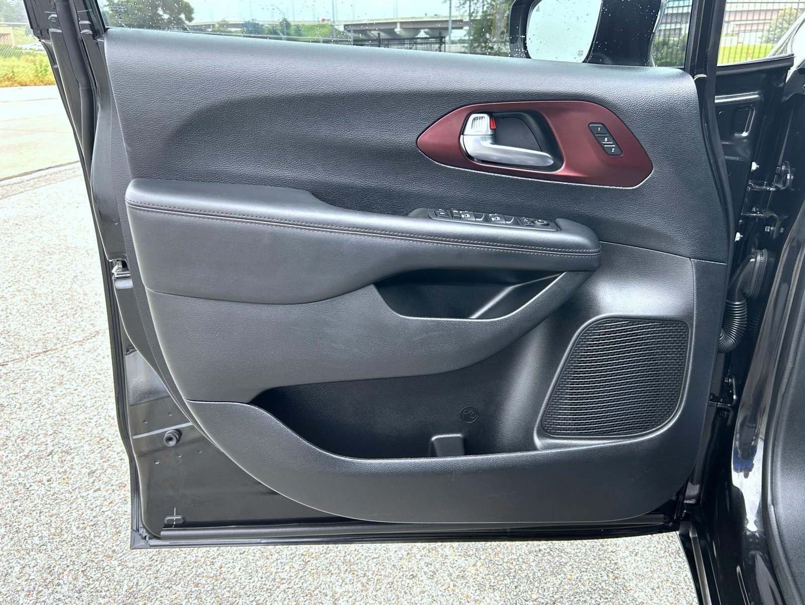 Used 2020 Black Chrysler Limited image 9