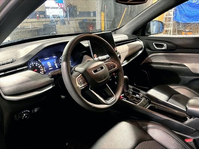 Used 2024 Silver Jeep Latitude image 14