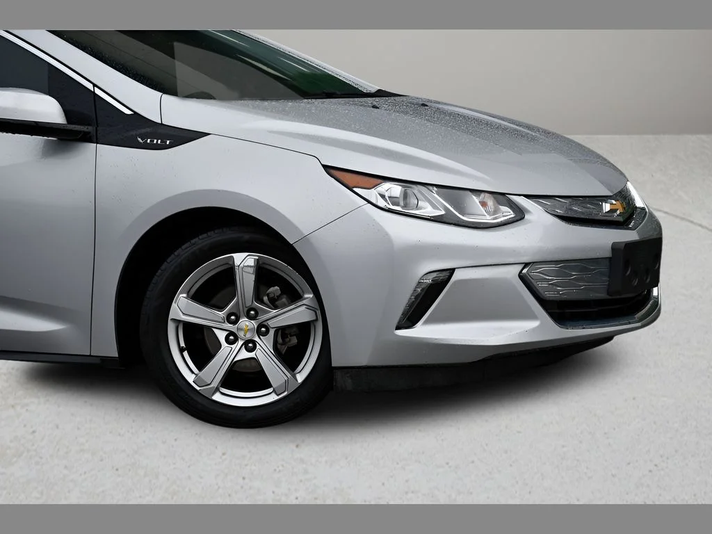 Used 2018 Silver Ice Metallic Chevrolet LT image 10
