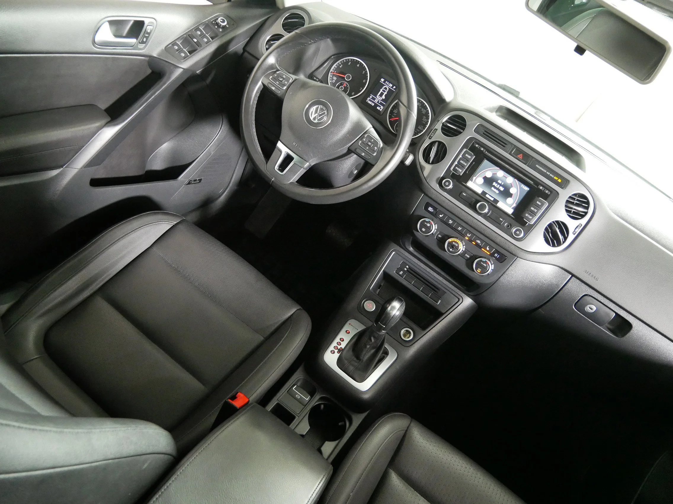 Used 2014 Pepper Gray Metallic Volkswagen SE image 9