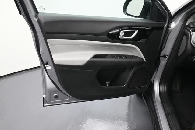 Used 2024  Jeep Limited image 23