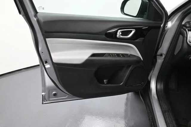 Used 2024  Jeep Limited image 23