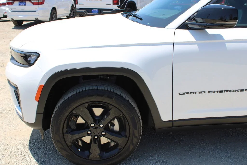 New 2026 Bright White Clear-Coat Exterior Paint Jeep Limited image 7