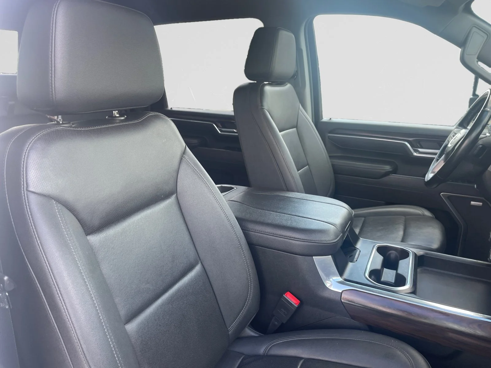Used 2025 White GMC SLT Crew Leather 5th Wheel Prep Package image 12