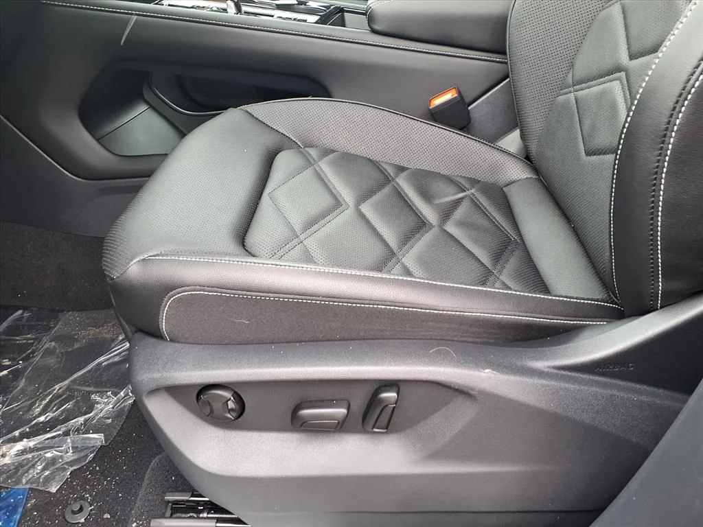 New 2026 Deep Black Pearl Volkswagen 2.0T SE w/Technology image 6