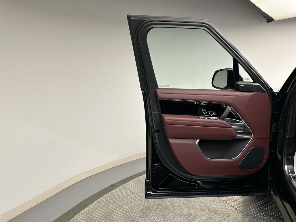 Used 2025 Santorini Black Metallic Land Rover SE image 6