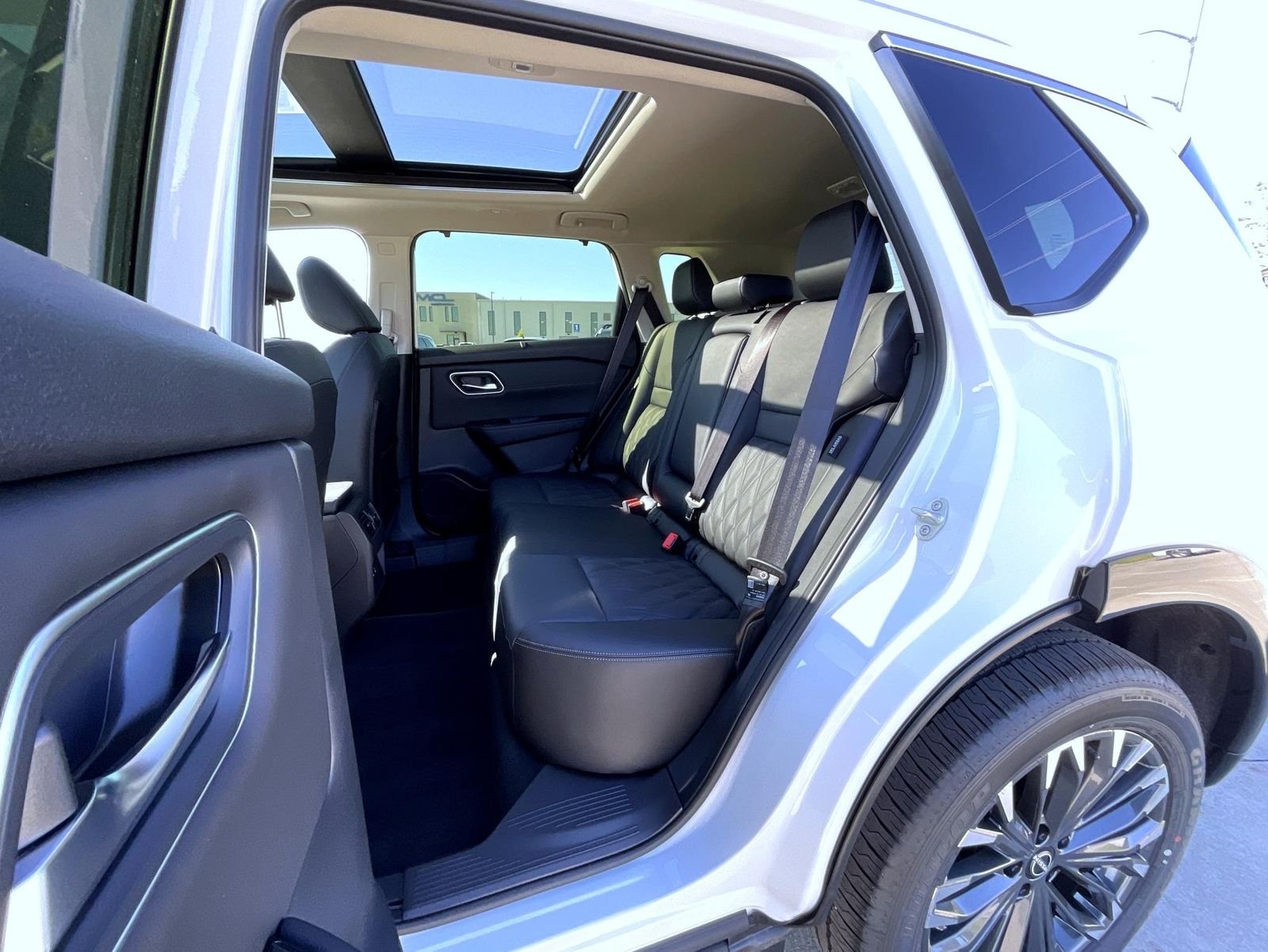 New 2026 Everest White Pearl TriCoat Nissan Platinum image 19