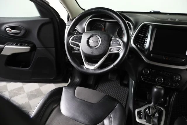 Used 2018 Gray Jeep Latitude Plus image 23