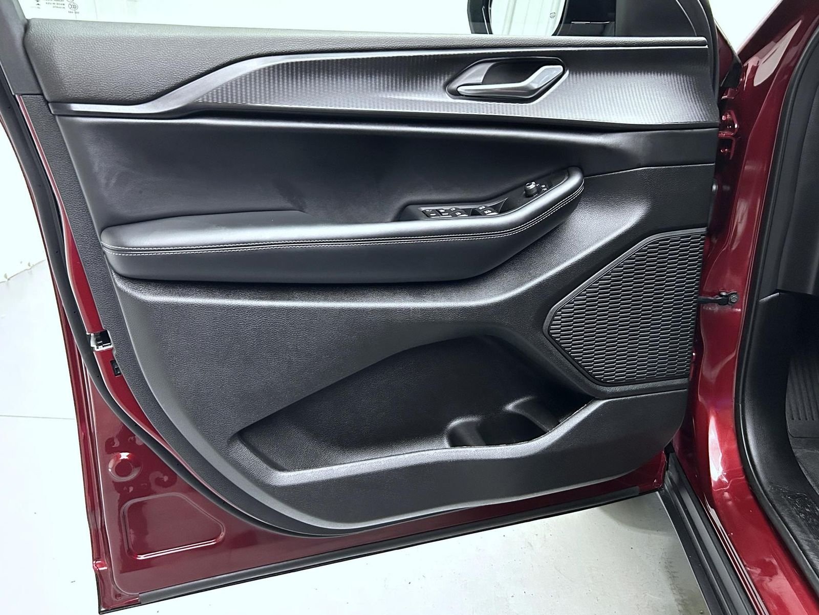 New 2025 Velvet Red Pearl-Coat Exterior Paint Jeep Altitude X image 9