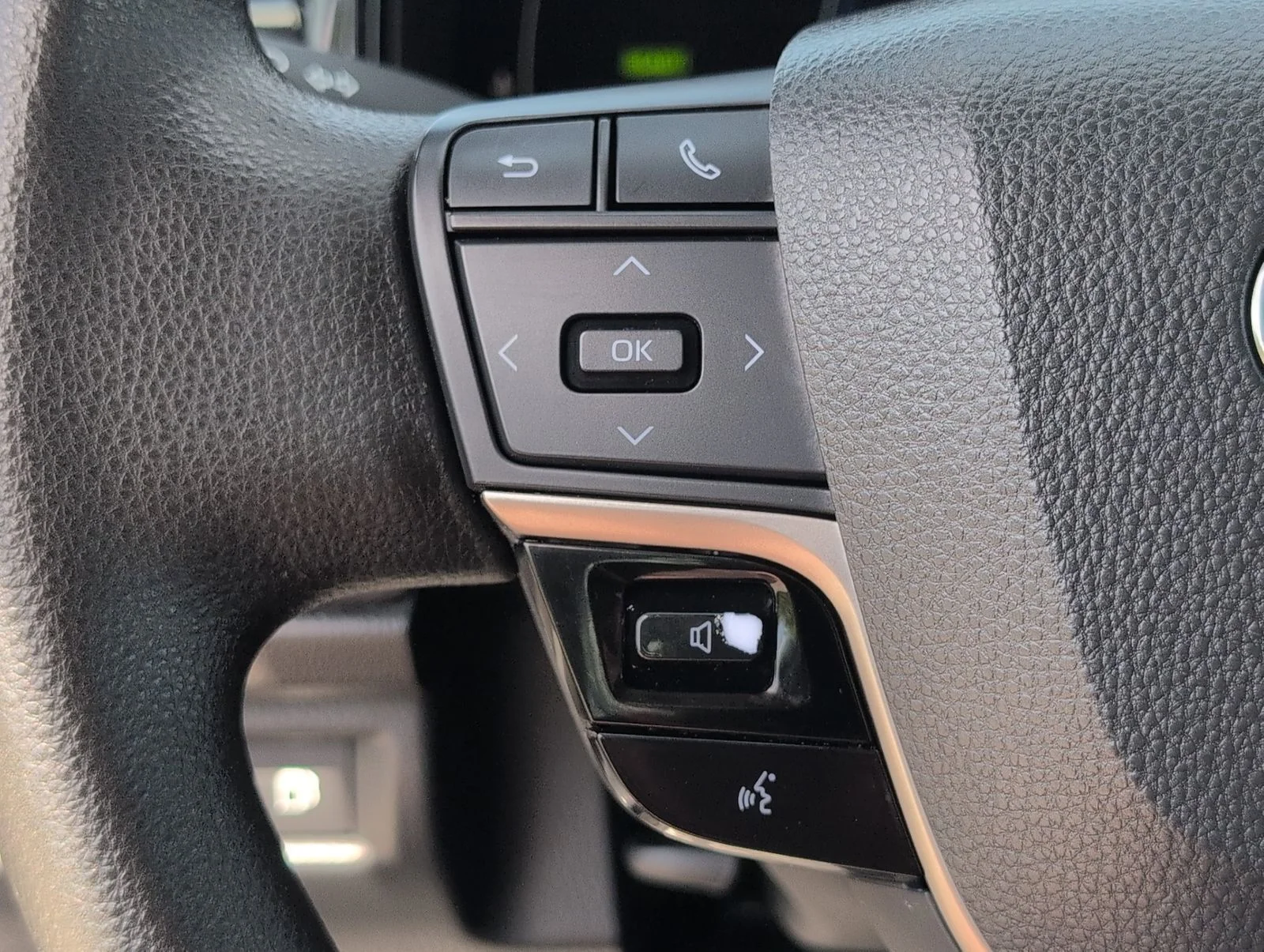 Used 2025  Toyota LE image 28