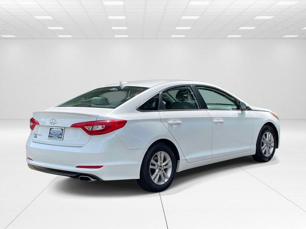 Used 2017 White Hyundai Base image 6
