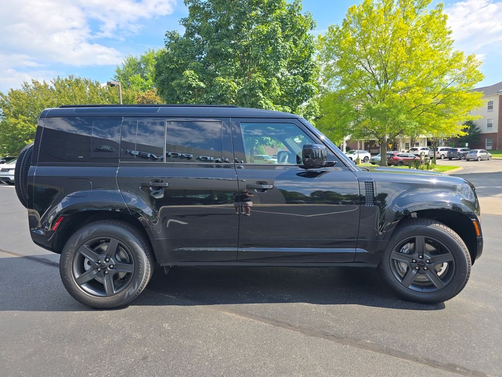 New 2026 Santorini Black Land Rover X-Dynamic SE image 7