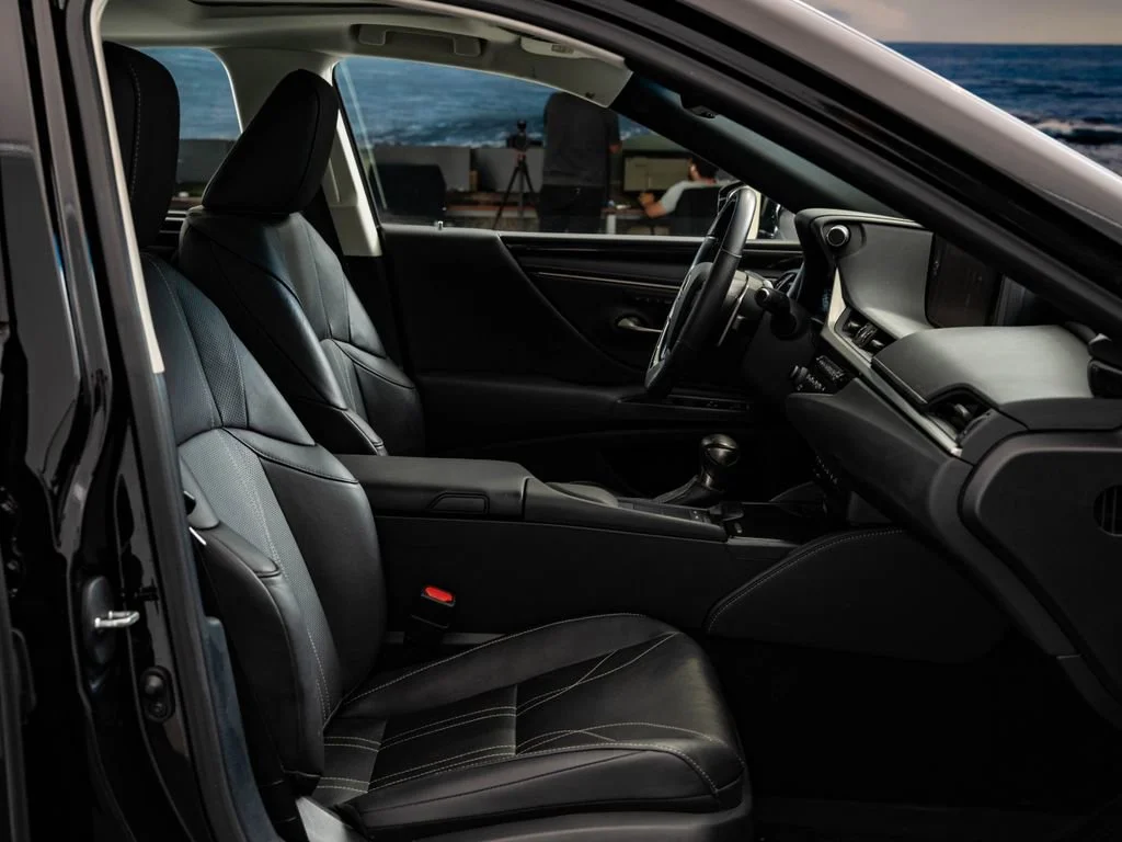 Certified Used 2020 OBSIDIAN Lexus 300h Ultra Luxury image 25