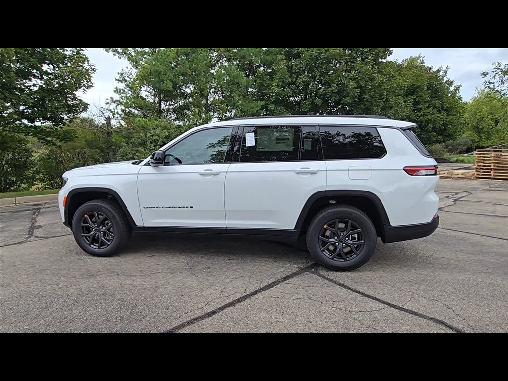 New 2027 Bright White Clear-Coat Paint Jeep Laredo Altitude image 6