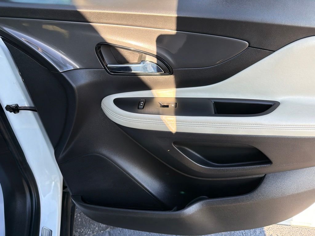 Used 2017 White Buick Essence image 16
