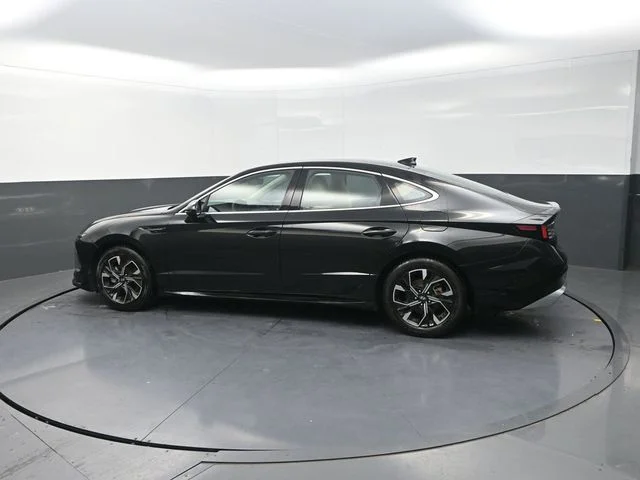 Used 2024 Black Hyundai SEL image 4