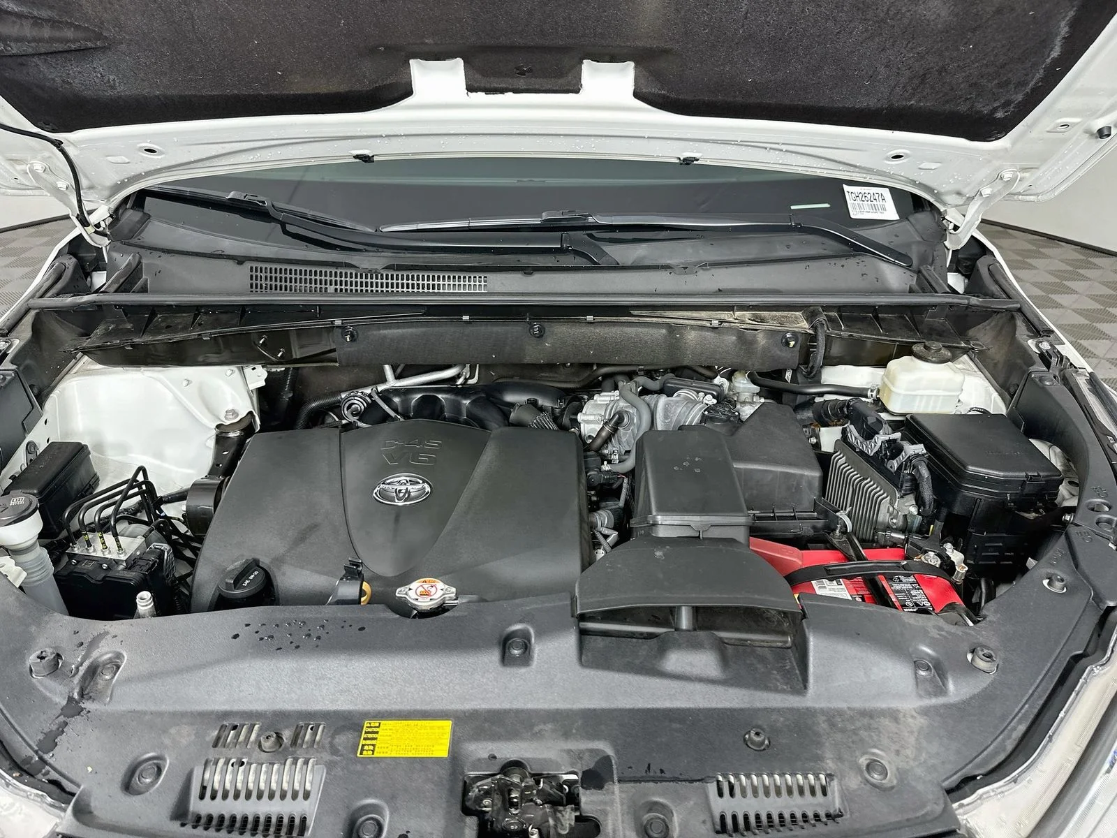 Used 2019 White Toyota XLE image 31