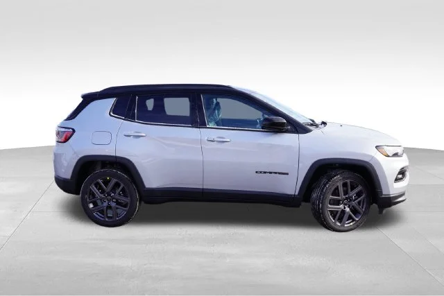 New 2026 Silver Zynith Metallic Clear-Coat Exterior Paint Jeep Limited image 2