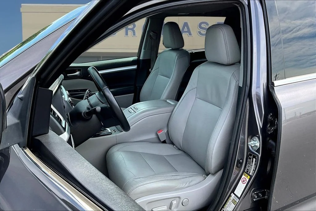 Used 2015 Predawn Gray Mica Toyota XLE V6 image 23