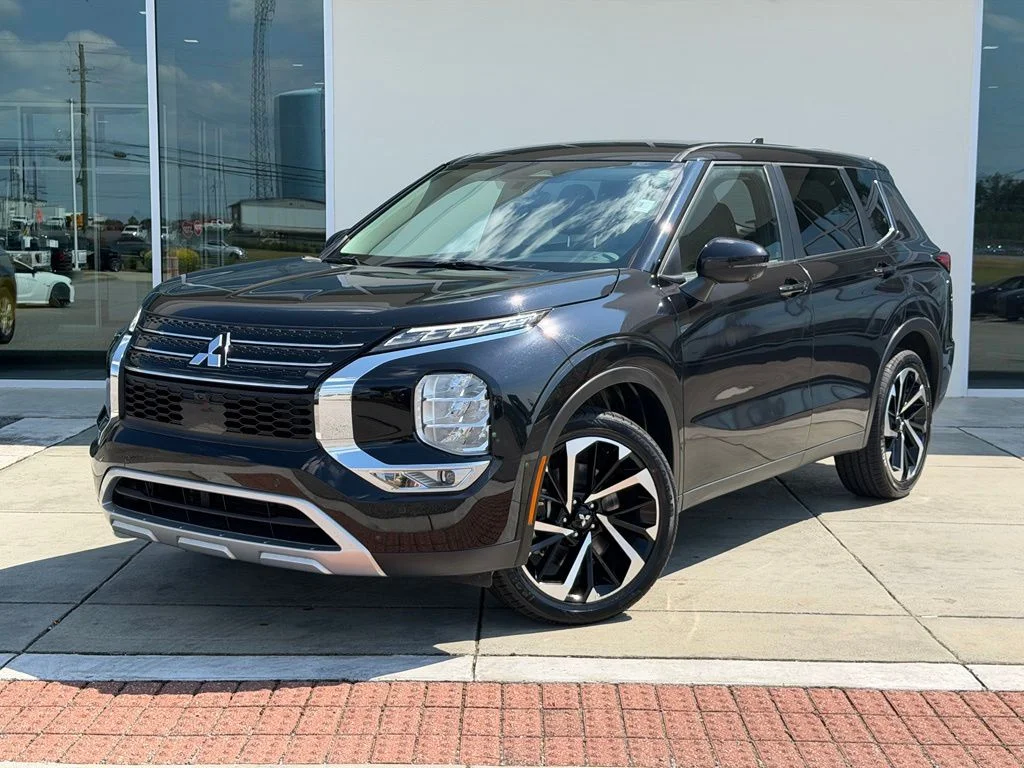 Used 2024 Silver Mitsubishi SE image 1