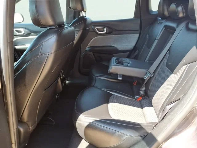 Used 2024  Jeep Latitude image 20