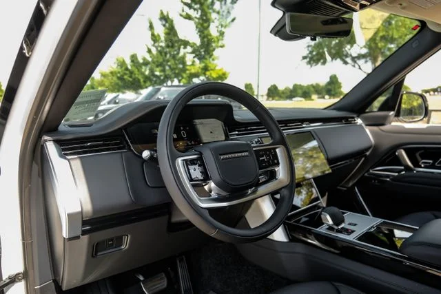 New 2026 Fuji White Land Rover SE image 3