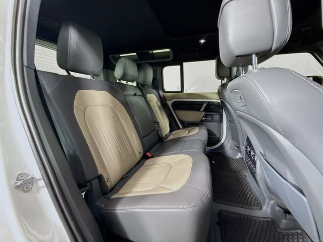 Used 2022 White Land Rover X-Dynamic HSE image 29