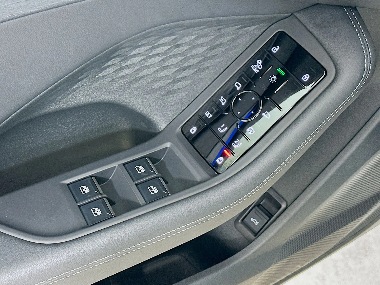 Used 2025 White Audi  image 17
