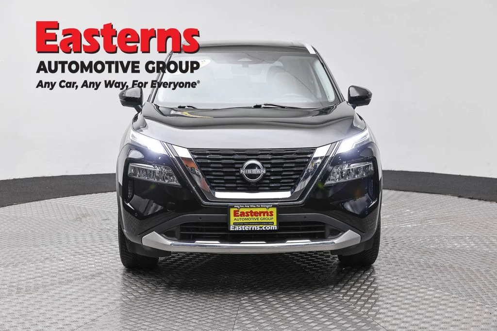 Used 2023 Black Nissan Platinum image 2