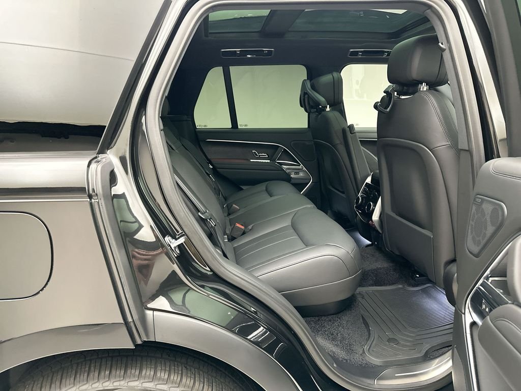 New 2026 Santorini Black Land Rover SE image 7