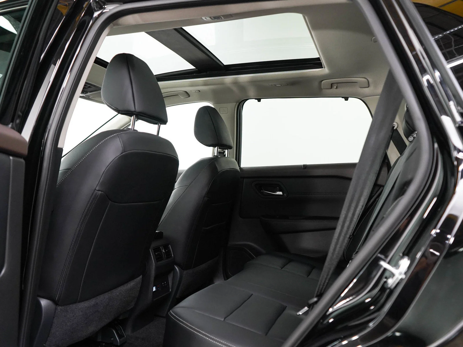 Used 2023 Super Black Nissan SL image 18