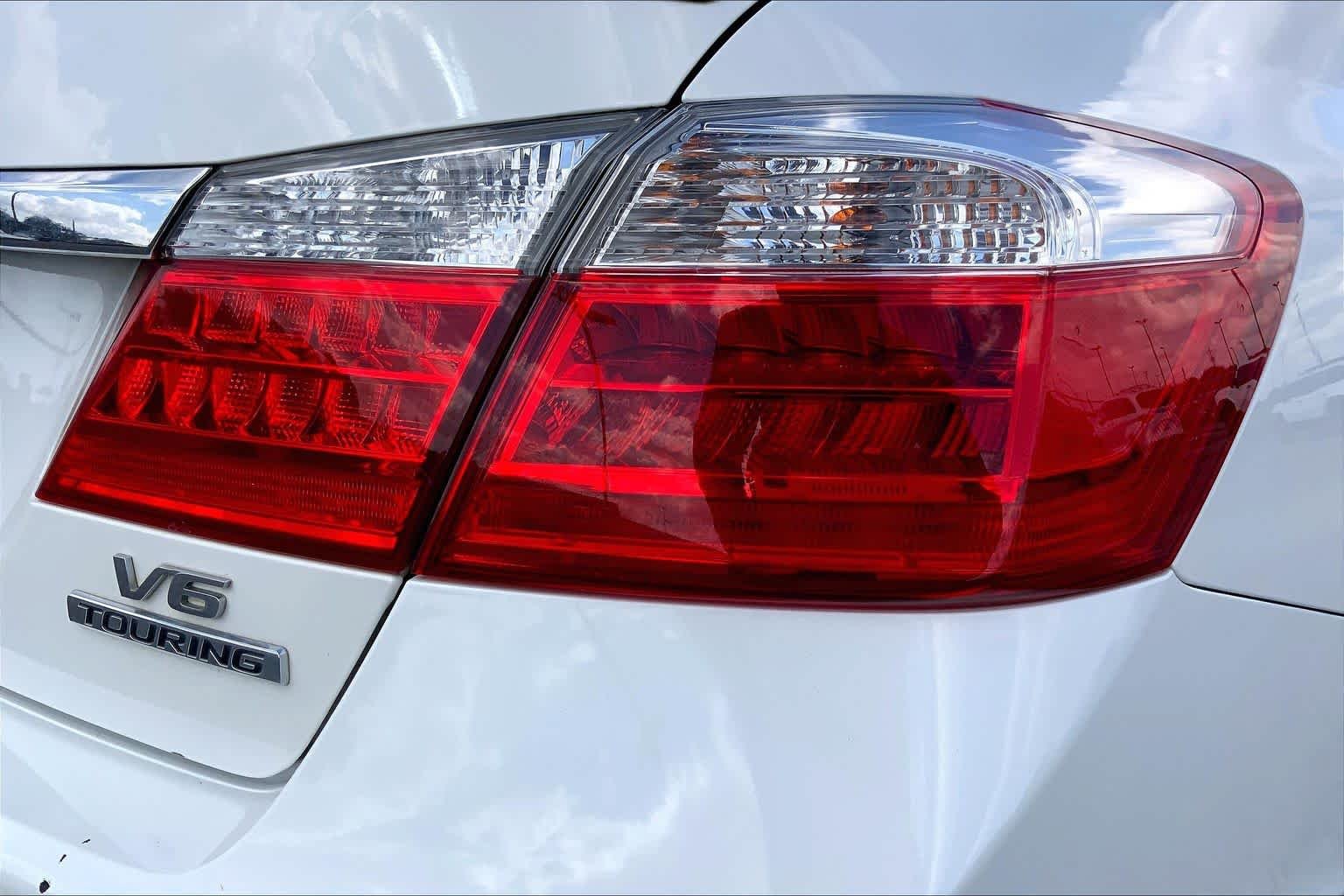 Used 2013 White Orchid Pearl Honda Touring image 10