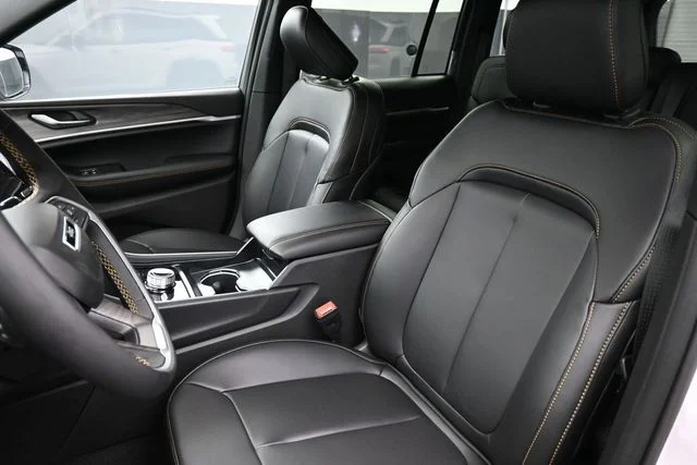 New 2026 Bright White Clear-Coat Exterior Paint Jeep  image 7