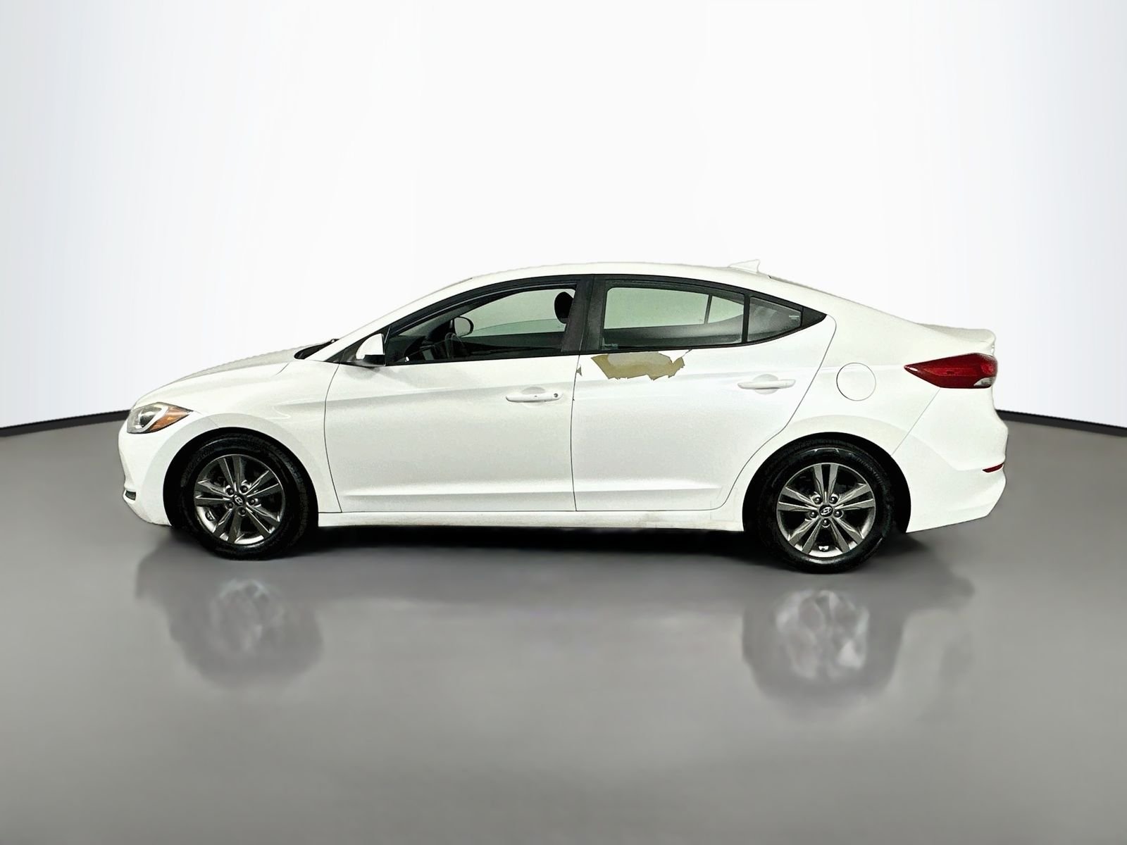 Used 2017 Quartz White Pearl Hyundai SE image 5