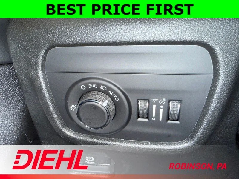 New 2026 Bright White Clear-Coat Exterior Paint Jeep Laredo image 19