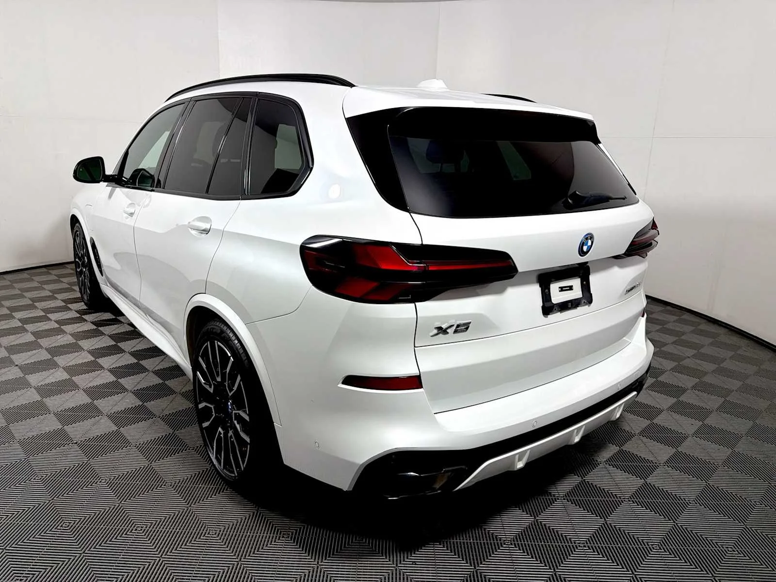 Certified Used 2024 Mineral White Metallic BMW xDrive50e image 5