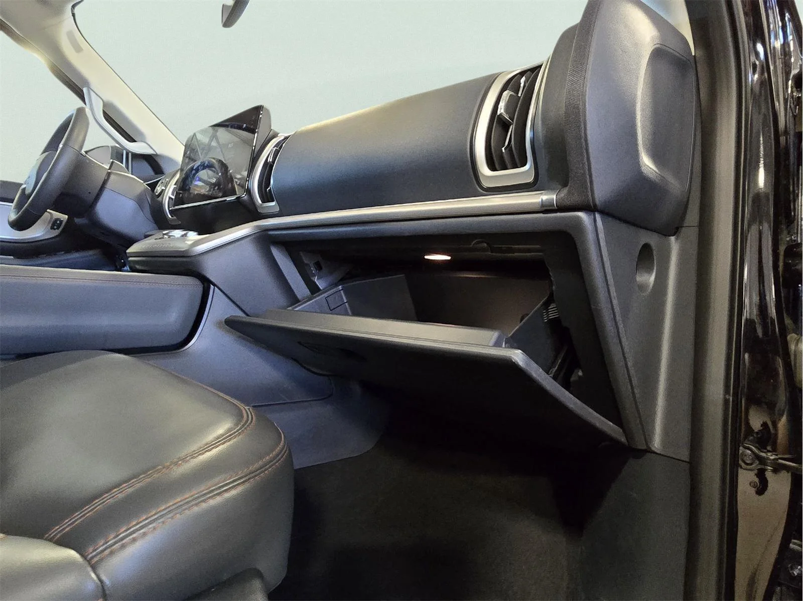 Used 2025 Agate Black Ford Active image 57