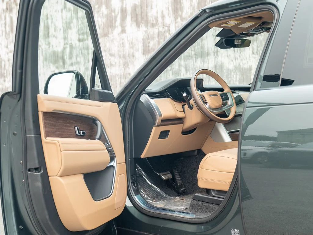 New 2026 Belgravia Green Land Rover SE image 10