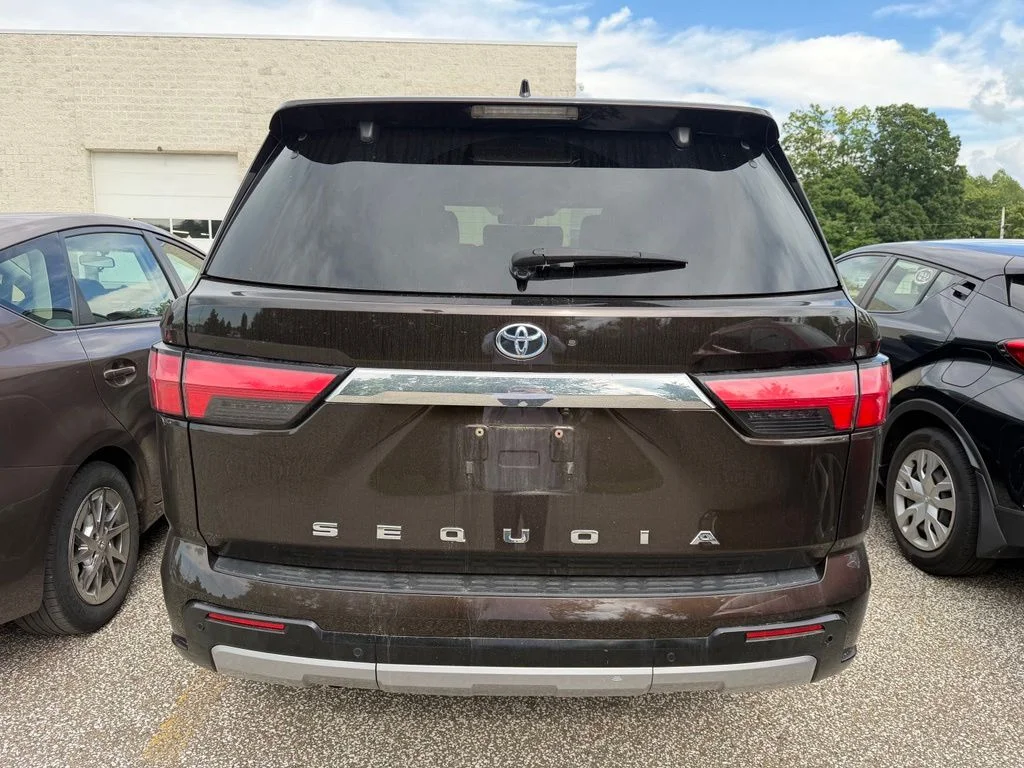 Used 2023  Toyota Limited image 4