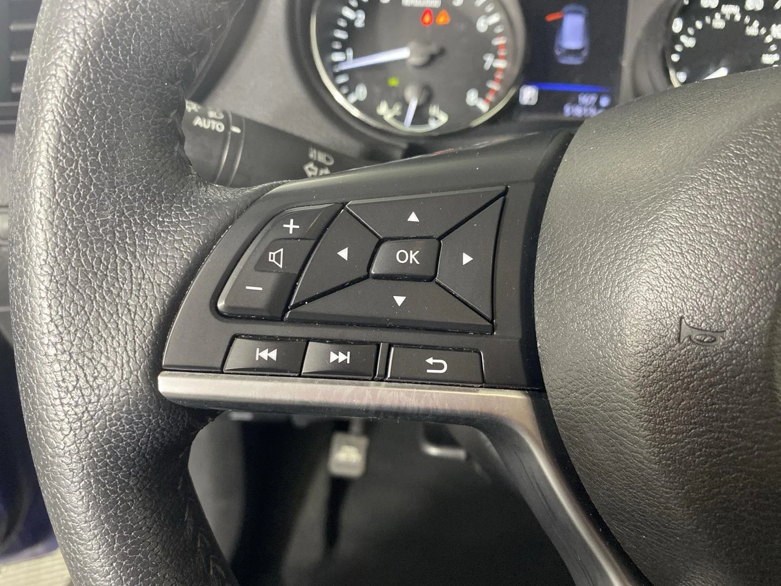 Used 2020 Caspian Blue Metallic Nissan SV image 15