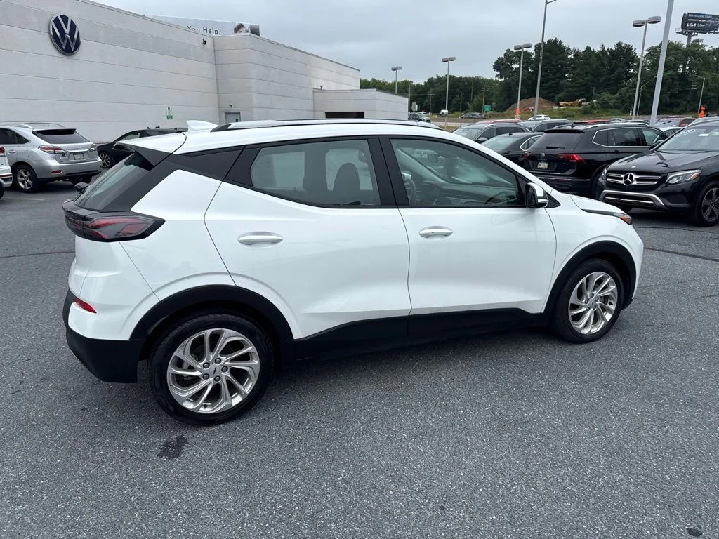 Used 2022 Summit White Chevrolet LT image 29