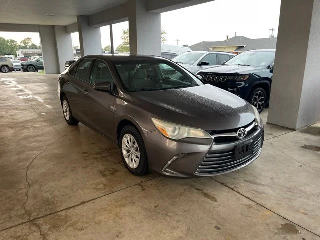 Used 2015 Gray Toyota LE image 3