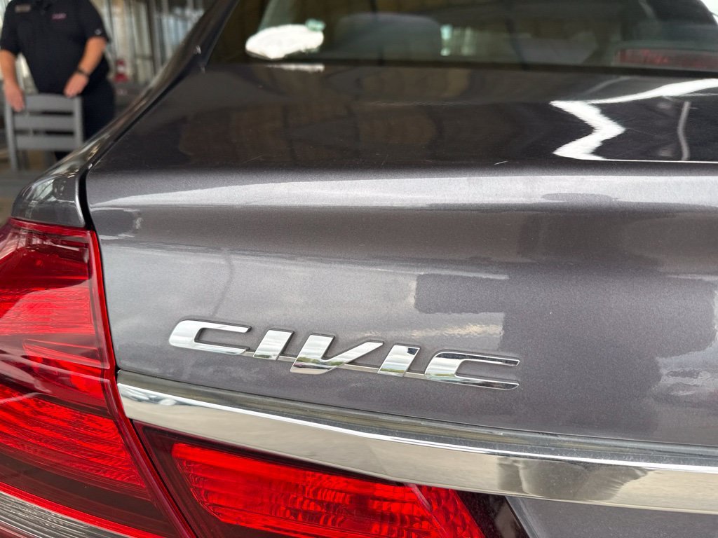Used 2015  Honda SE image 5