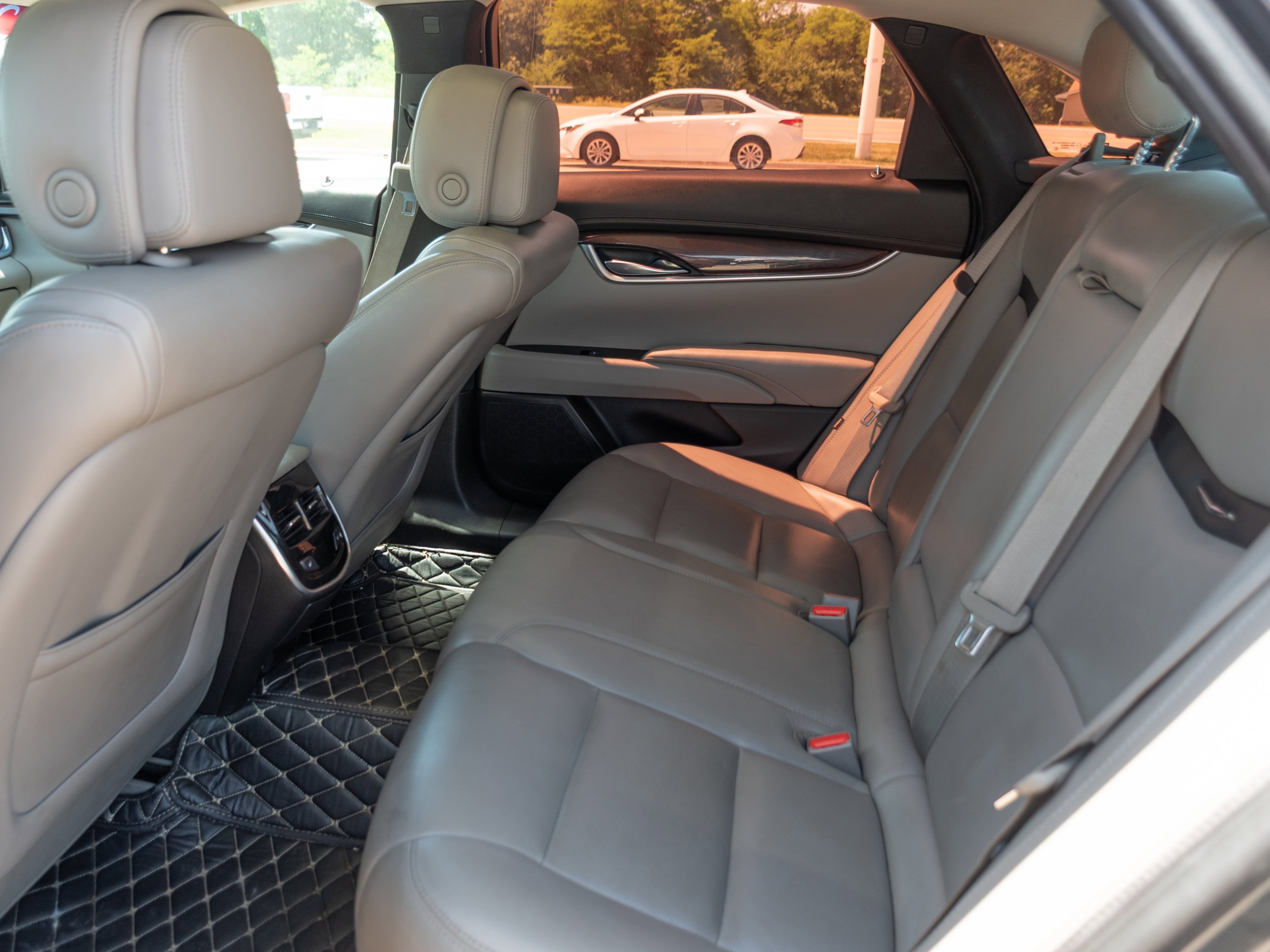 Used 2013 Graphite Metallic Cadillac Luxury image 17