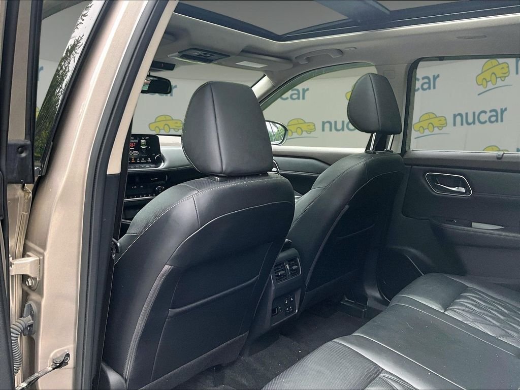 Used 2022 Gold Nissan Platinum image 23