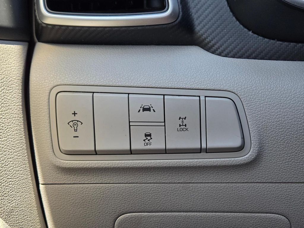 Used 2019 White Hyundai SE image 21