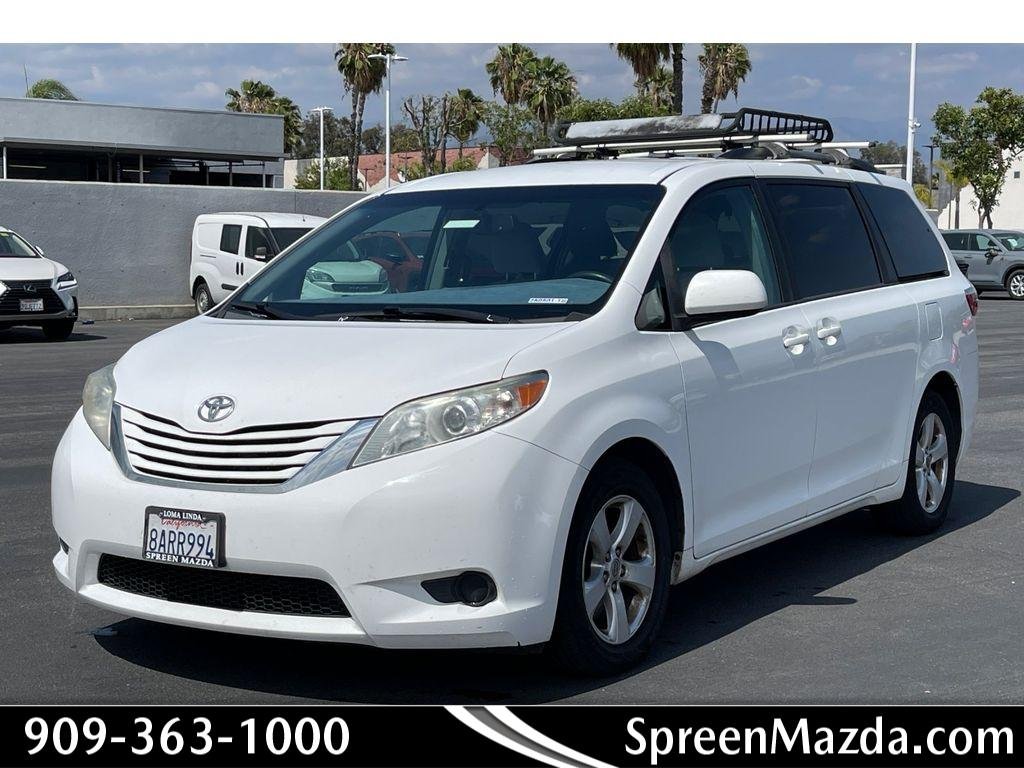 2017 Toyota Sienna LE V6 7-Passenger Access Seat's photo