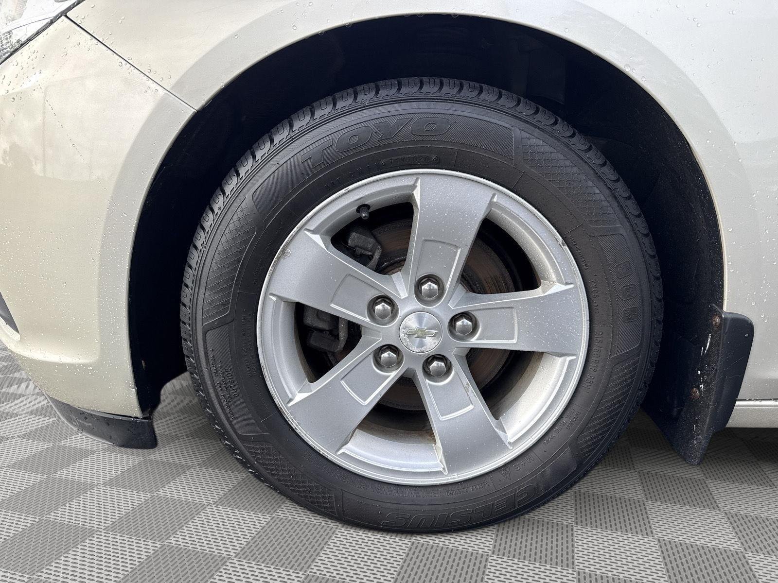 Used 2014 Champagne Silver Metallic Chevrolet LS image 17